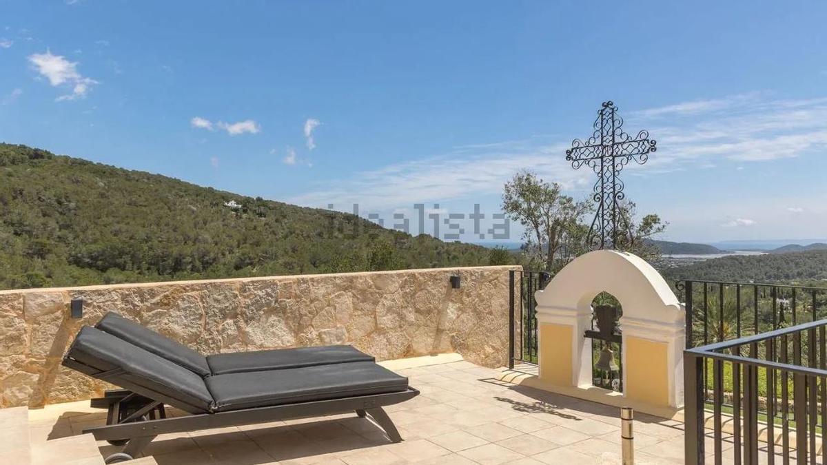 Una villa del siglo XVIII con una campana de capilla original sale a la venta en Ibiza