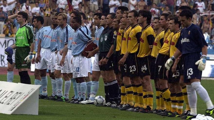 Celta y Zaragoza, antes de comenzar la final de 2001 en La Cartuja. // Ricardo Grobas