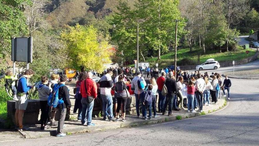 Colas interminables para usar el transporte a los lagos de Covadonga