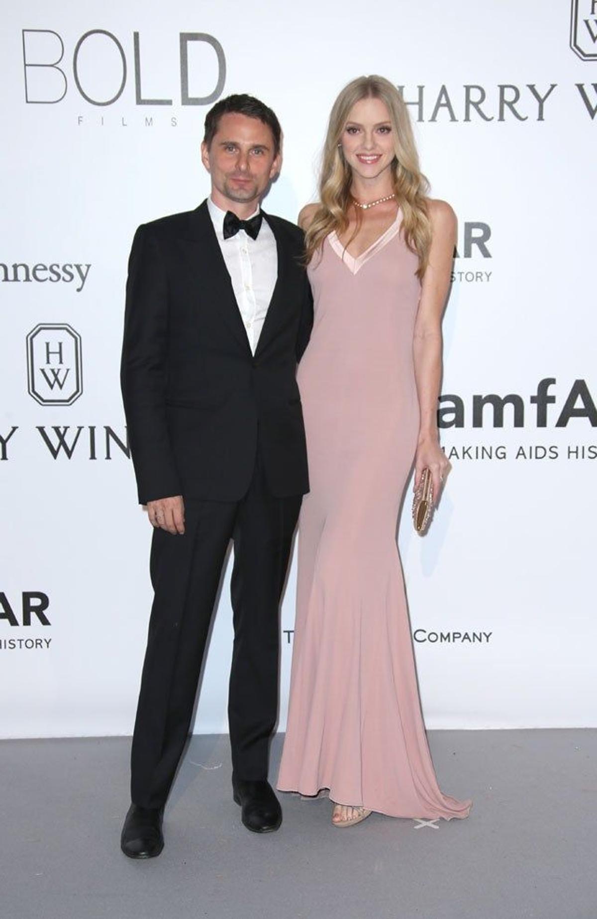 Elle Evans, de Giorgio Armani, y Matt Bellamy, de Emporio Armani, en la gala amfAR de Cannes 2016.