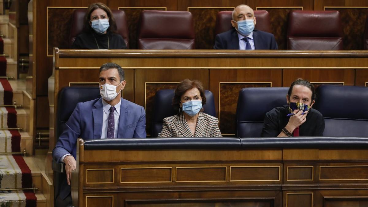 Pedro Sánchez, junto con los vicepresidentes Carmen Calvo y Pablo Iglesias, el pasado 14 de octubre en la sesión de control al Gobierno en el Congreso.