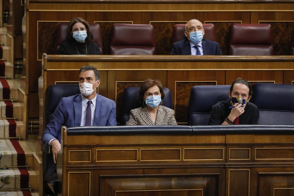 14/10/2020 (I-D) El presidente del Gobierno, Pedro SÃ¡nchez; la vicepresidenta primera del Gobierno, Carmen Calvo; y el vicepresidente segundo del Gobierno, Pablo Iglesias, durante una sesiÃ³n de control al Gobierno en el Congreso de los Diputados, en Madrid, (EspaÃ±a), a 14 de octubre de 2020. Esta nueva sesiÃ³n estarÃ¡ marcada por el debate sobre la gestiÃ³n de la pandemia originada por la crisis sanitaria del coronavirus y la situaciÃ³n judicial del vicepresidente segundo del Gobierno, Pablo Iglesias, por el caso Dina.