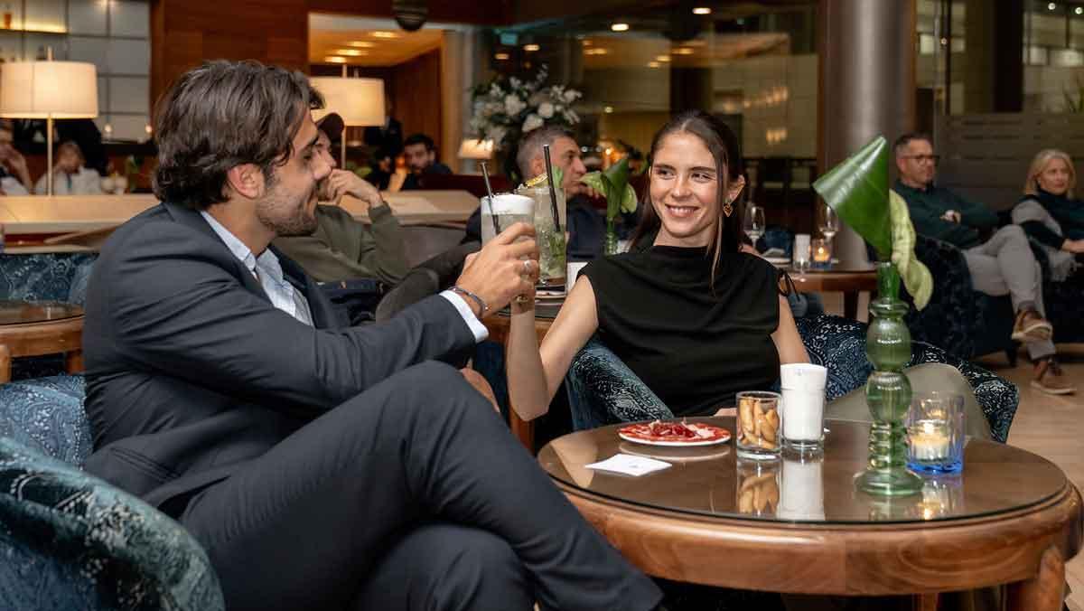Una pareja degusta cócteles y apertivos los sábados de ópera del Eurostars Grand Marina.