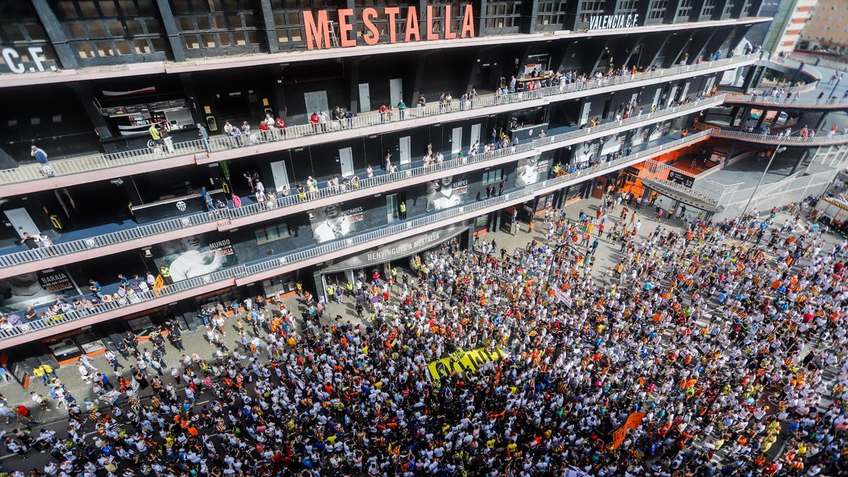 Imagen de las protestas de aficionados en Mestalla