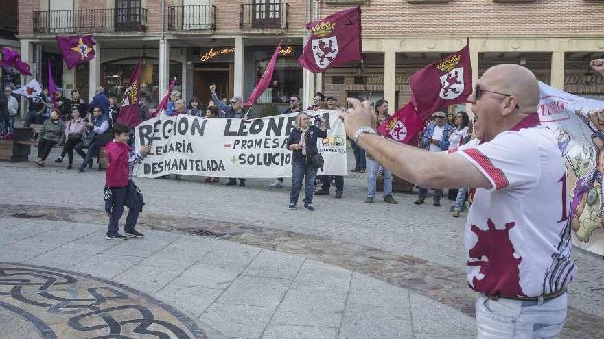 Los manifestante en la Plaza Mayor, donde se dio lectura a un manifiesto.