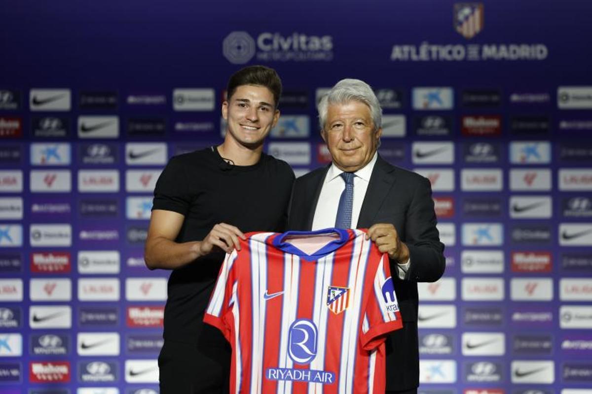 Julián Álvarez junto a Enrique Cerezo en su presentación con el Atlético de Madrid