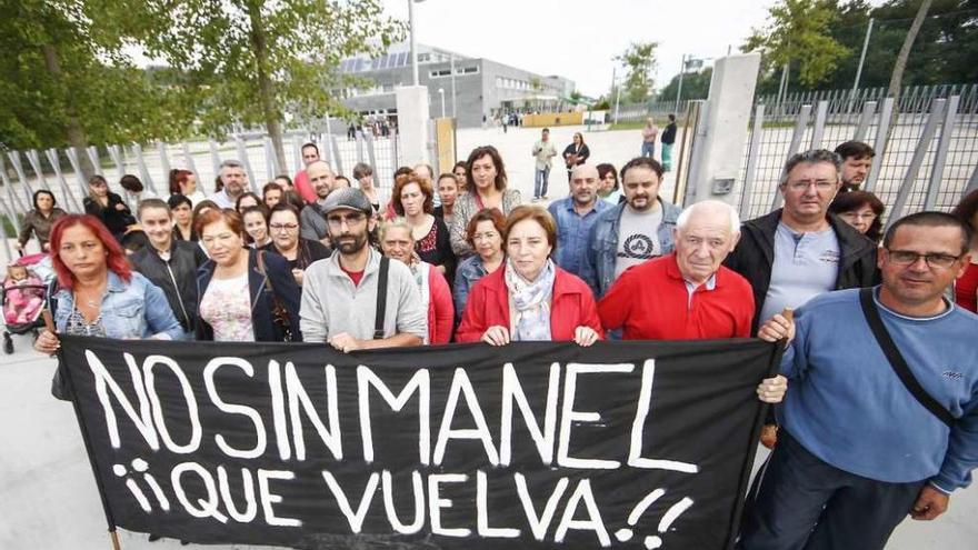 Padres se concentran en Arteixo por el traslado de un conserje.