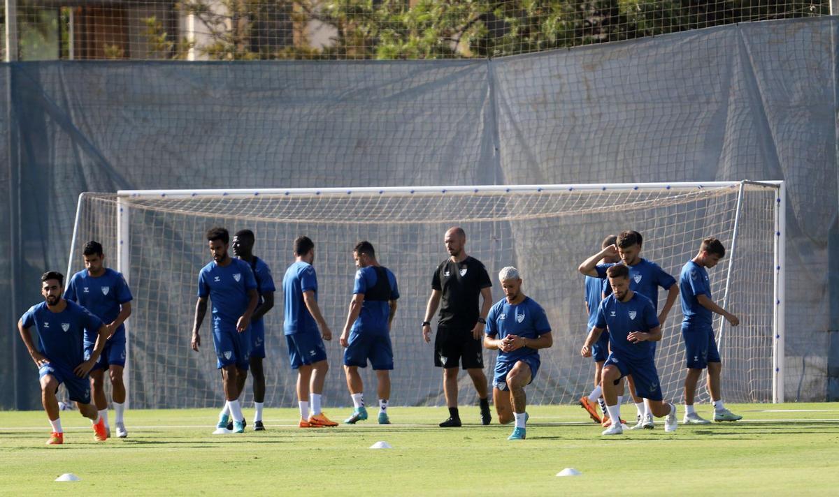 Los jugadores del Málagase ejercitan en el campode la Federación.  Álex Zea