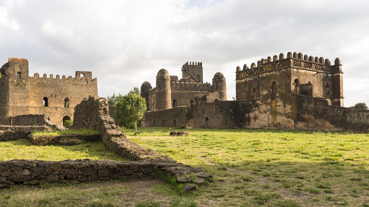El recinto de Fasil Ghebbi, en Gondar, conserva los castillos y palacios del antiguo poder imperial etíope.