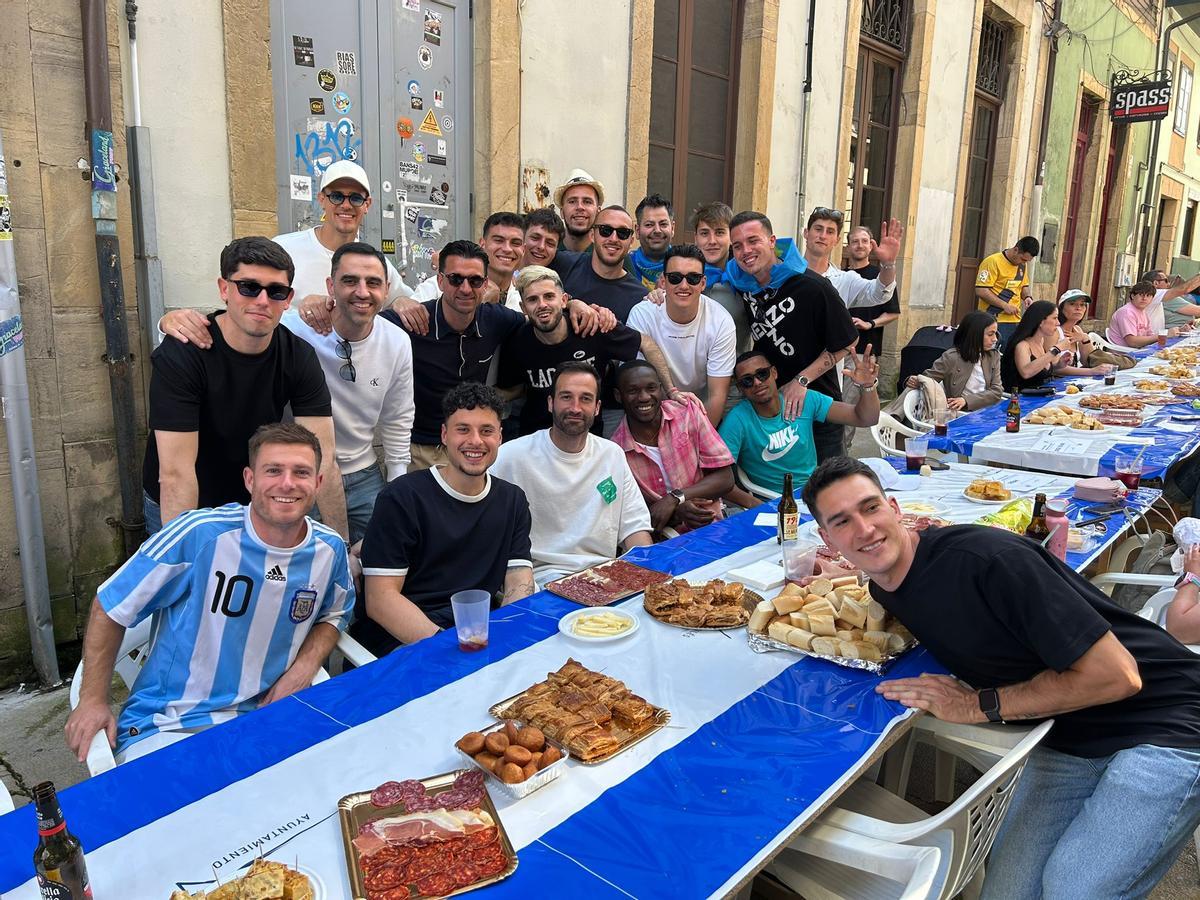 Los jugadores del Avilés disfrutan de la gastronomía local durante la Comida en la Calle.