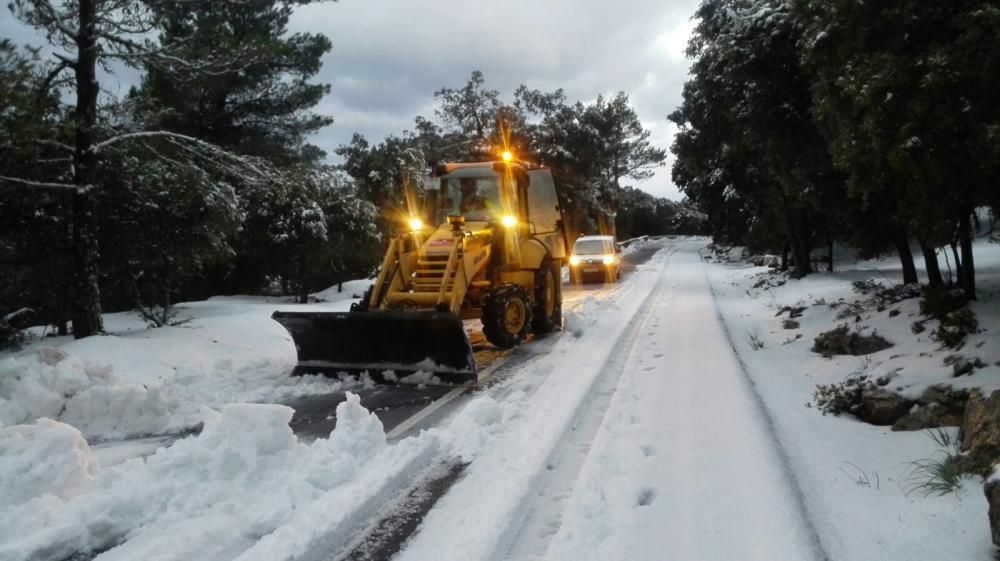 Schnee im Mallorca-Gebirge verursacht Staus