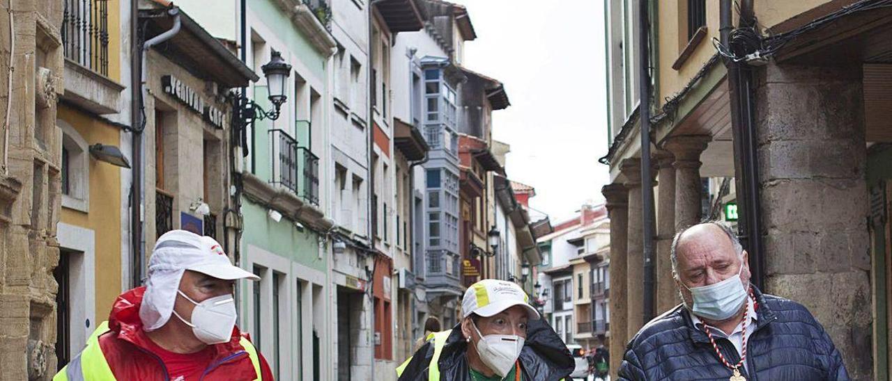 Joaquín Aragón y María Antonia Sesma, con Carlos Guardado, ayer, por la calle Rivero.