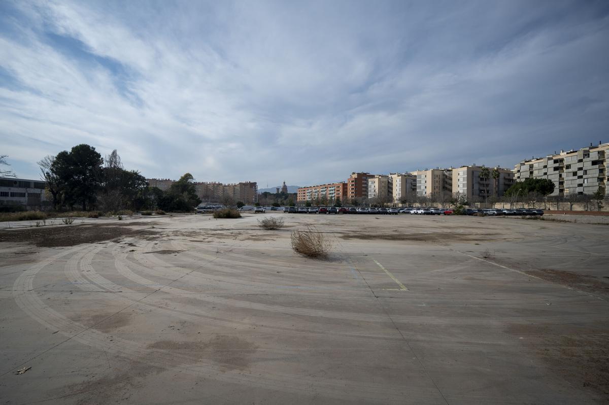 Barcelona 14.01.2026. Barcelona. Vista parcial del solar de la antigua fábrica Mercedes en el barrio de Bon Pastor, donde se prevé empezar a construir pisos y equipamientos antes de final de este año. Fotografía de Jordi Cotrina