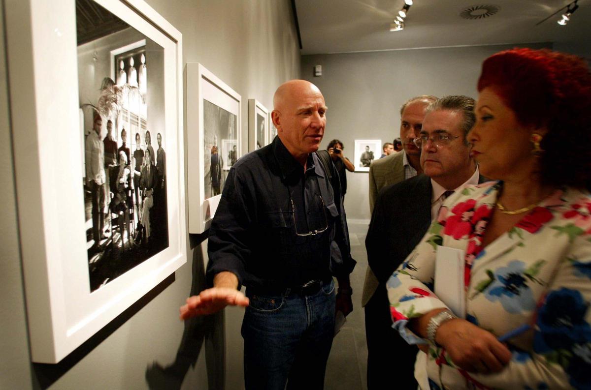 Sebastiao Salgado explica una de sus obras a Consuelo Císcar en 2003, en el marco de la Bienal.