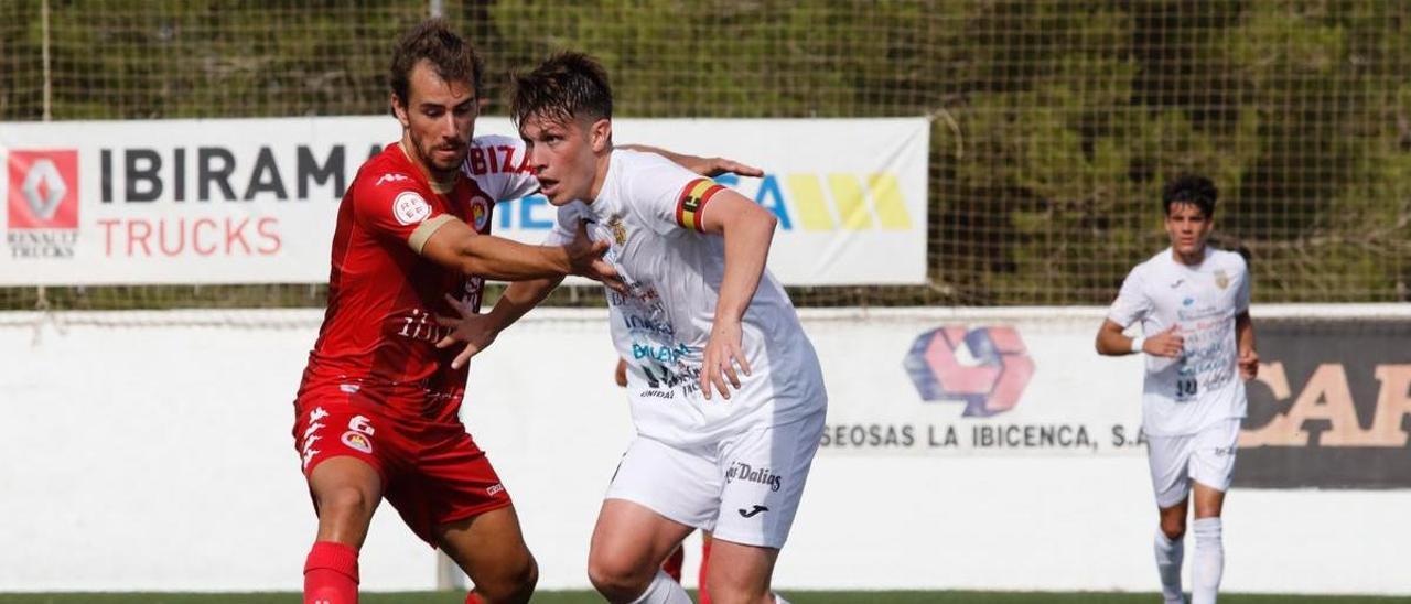 Cristeto juega el balón ante la presión de Jaume Villar.