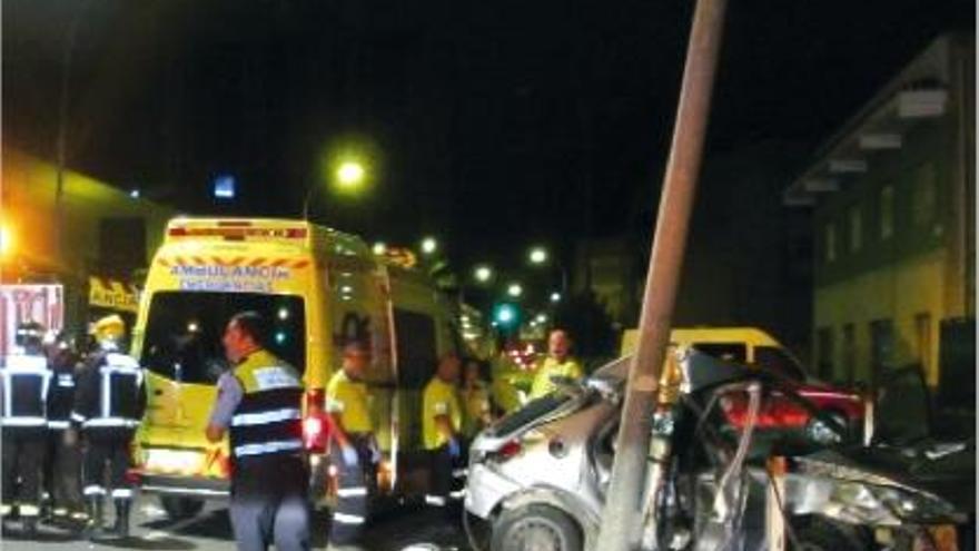 Dos muertos y dos heridos graves al salirse un coche de la vía de madrugada en Murcia