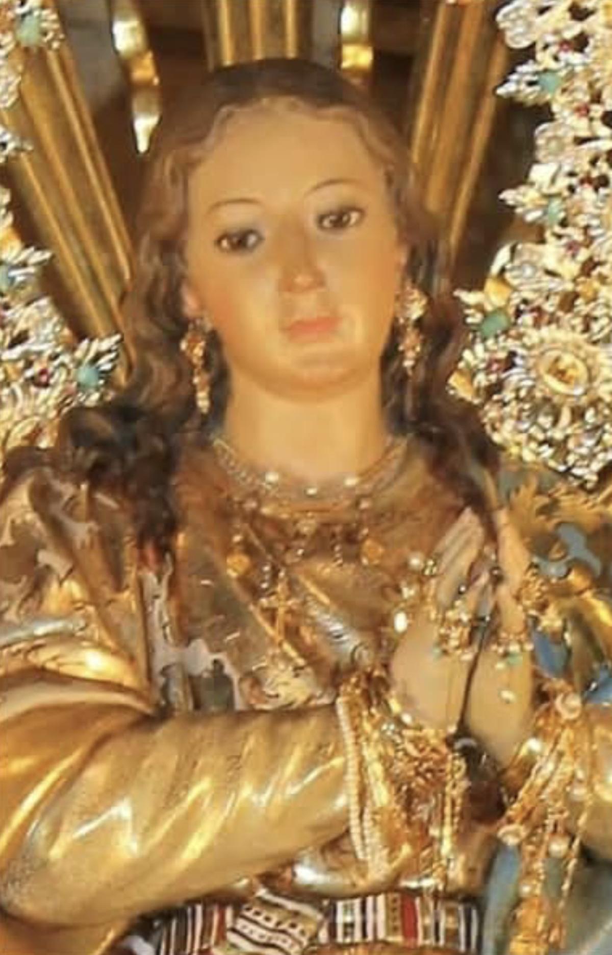 Detalle de la Inmaculada de la Vilavella, ataviada con las diferentes joyas donadas por devotos de la localidad.