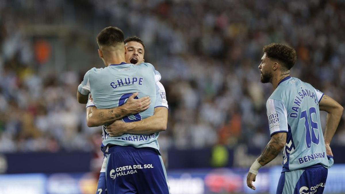 Rafa y Chupete se abrazan para celebrar un gol del Málaga CF.