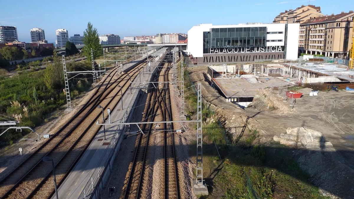 Vías de tren a la entrada a Gijón