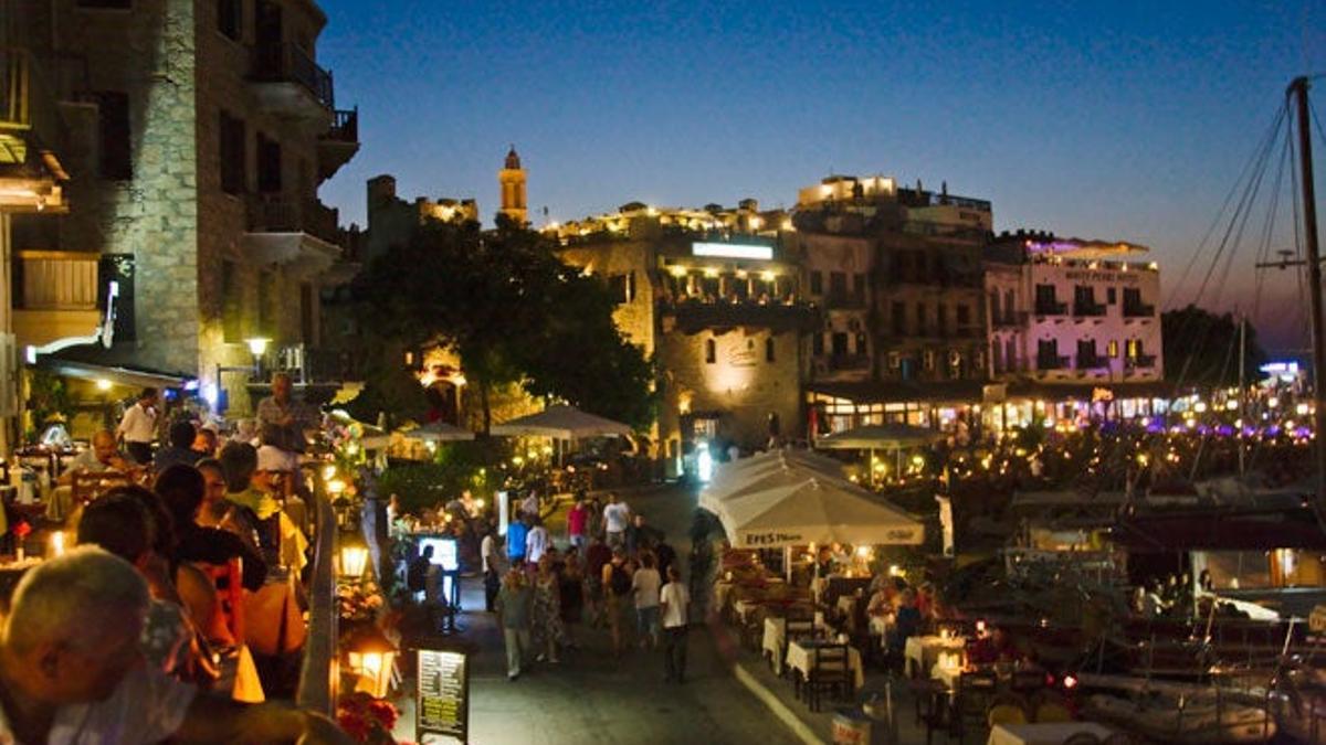 Ciudad de Kyrenia de noche.