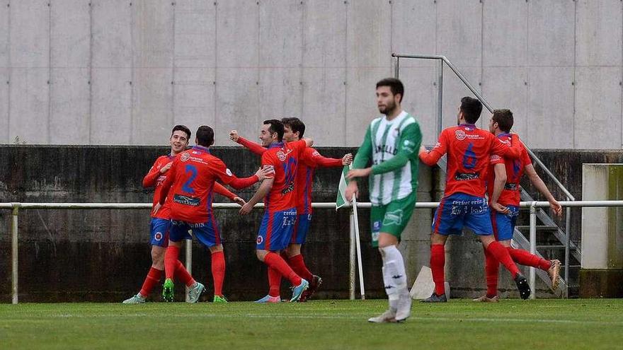 Los jugadores de la UD Ourense corren hacia Marquitos para celebrar su gol, ayer en Somozas. // Daniel Alexandre/Diario de Ferrol