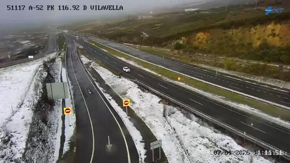 Nieve en las márgenes de la A-52 a su paso por A Mezquita, en Ourense.