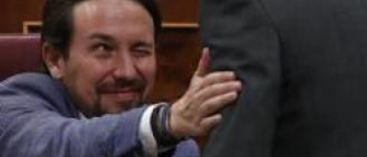 Pablo Iglesias guiña el ojo a Baldoví en el hemiciclo.