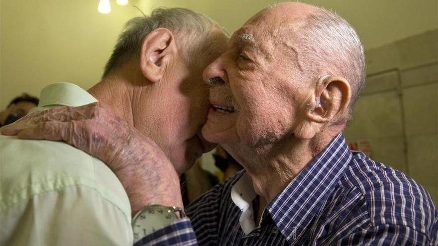 Un superviviente del Holocausto nazi se reúne a los 102 años con un sobrino recién conocido
