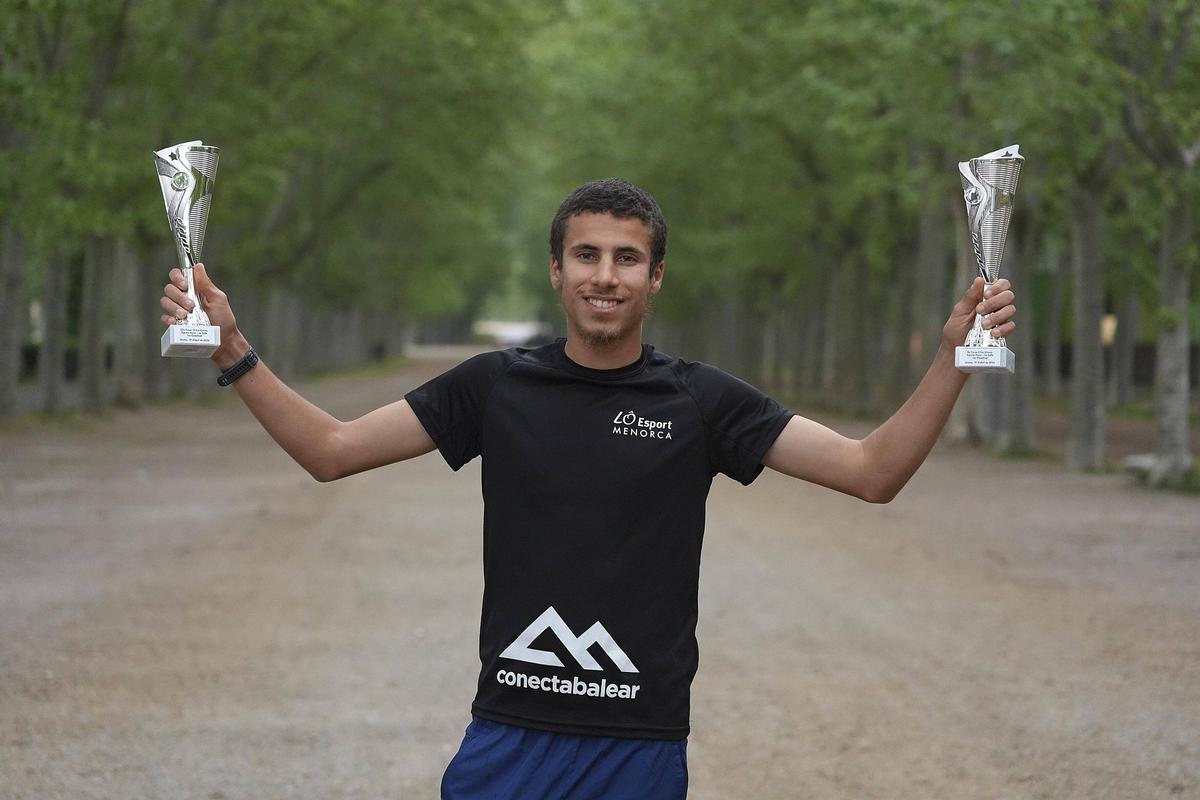 L'atleta gironí mostrant els dos trofeus que va guanyar a les curses de diumenge, de 5 i 10 quilòmetres