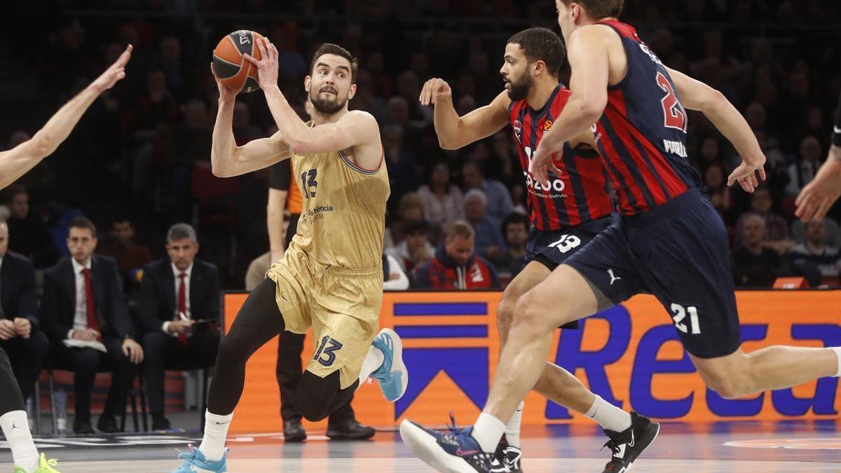 Satoransky intenta culminar un contragolpe en presencia de Thompson.