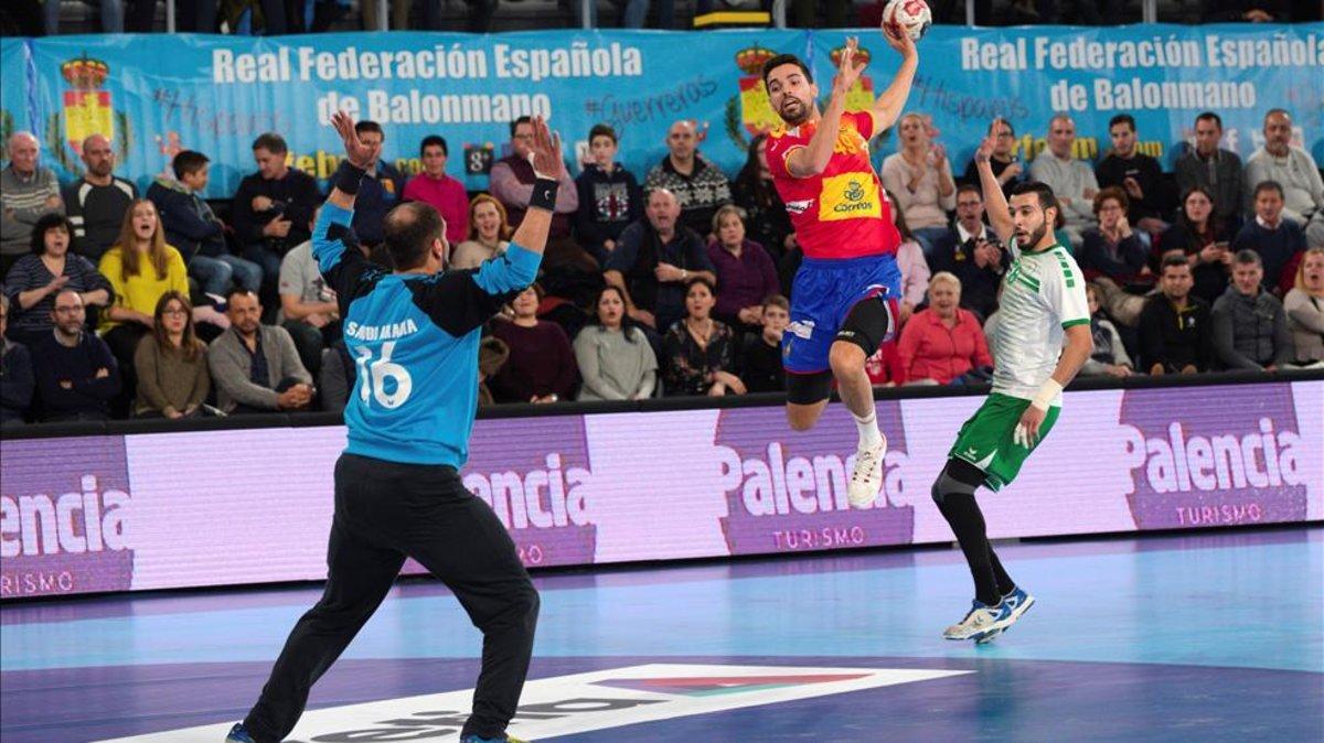 Ferran Solé en una jugada ante Arabia Saudí