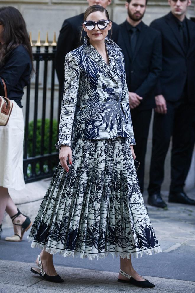 Olivia Palermo con una coleta con extensiones en el desfile de Christian Dior