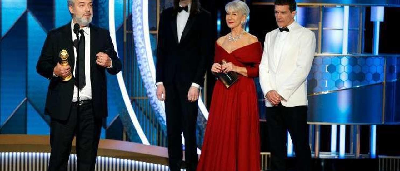 Mendes recoge el premio a mejor director ante Helen Mirren y Antonio Banderas.