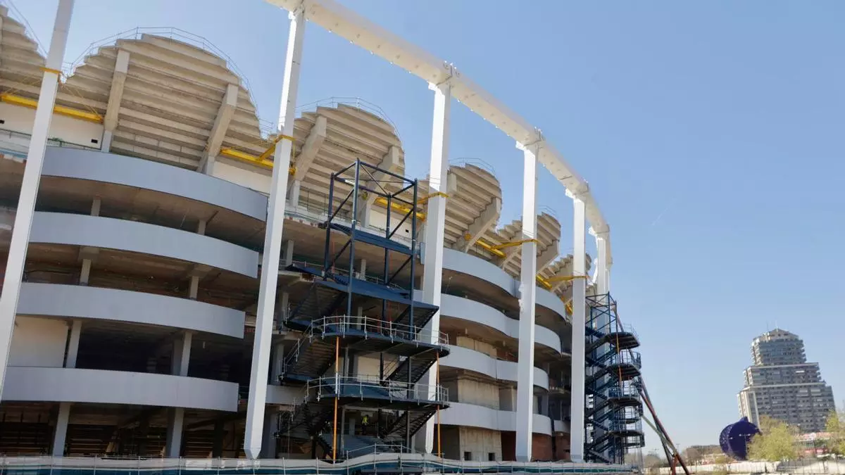 Kiat Lim visita las obras del Nou Mestalla antes de marcharse de València