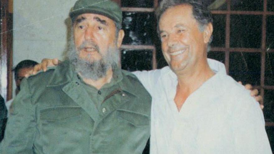 Gabriel Escarrer Julià, junto a Fidel Castro