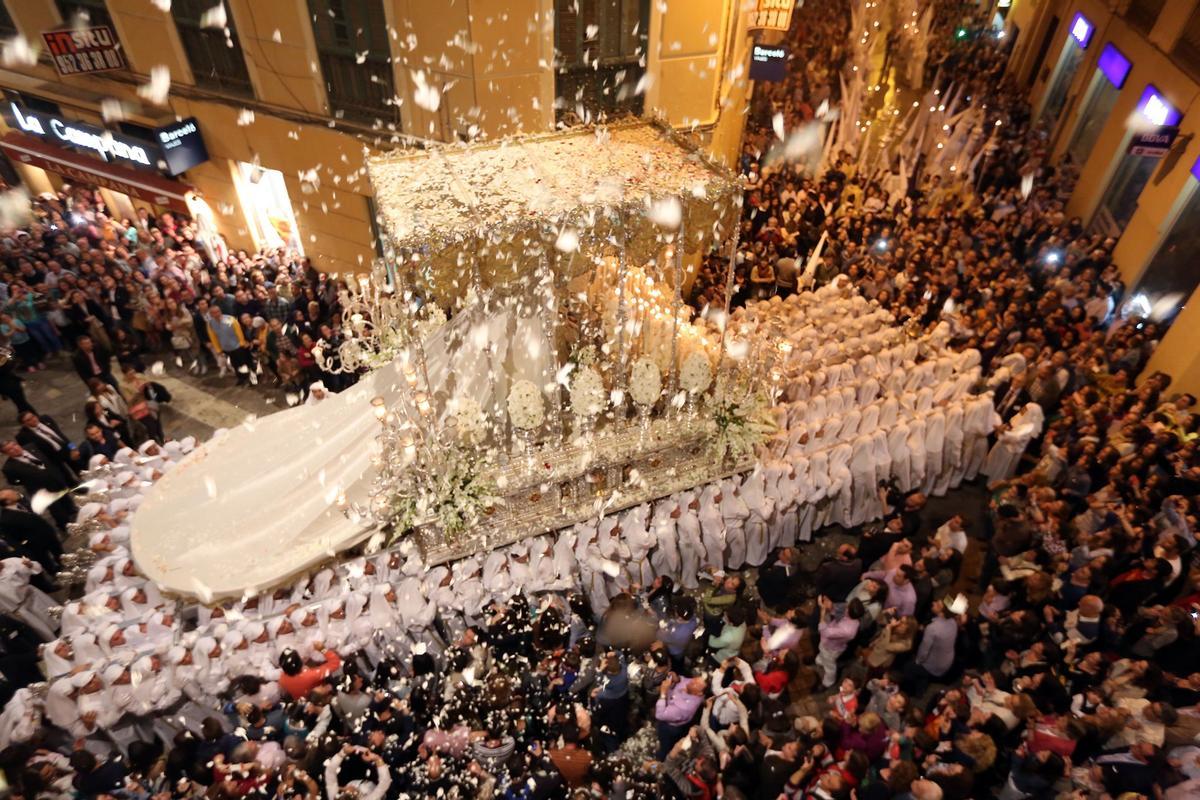 Lluvia de pétalos a la Virgen del Rocío en la doble curva de calle Echegaray a la calle Méndez Núñez, el Martes Santo de 2014.