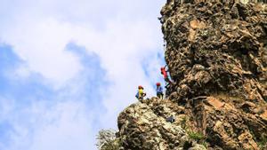 Familia practicando escalada