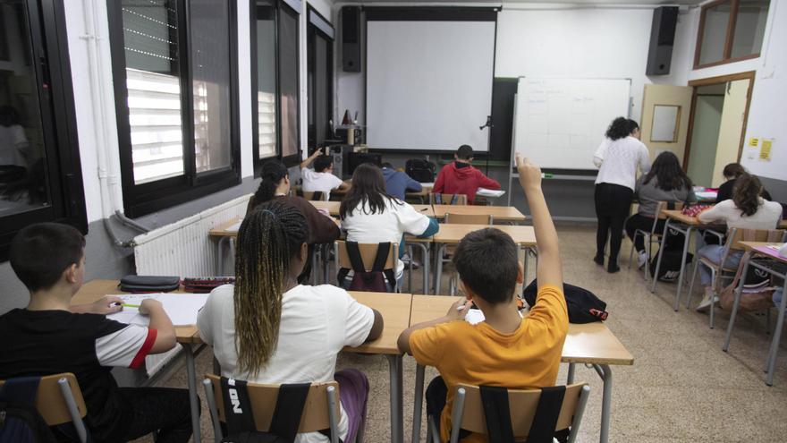 Educación activa la vía para que los centros escolares se pasen al castellano