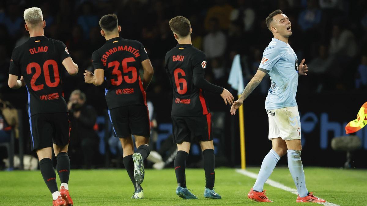 Aspas lamenta una jugada ante Dani Olmo, Gerard Martín y Gavi en el Celta-Barça de Balaídos.