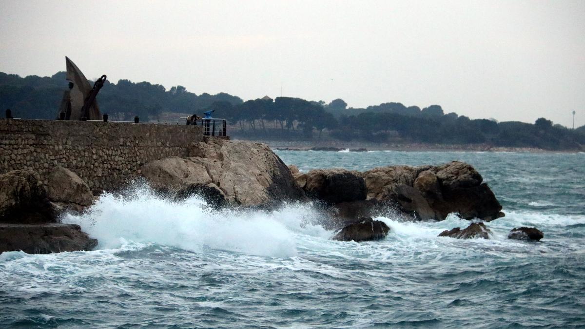 Les onades picant contra les roques, a la platja de l&#039;Escala