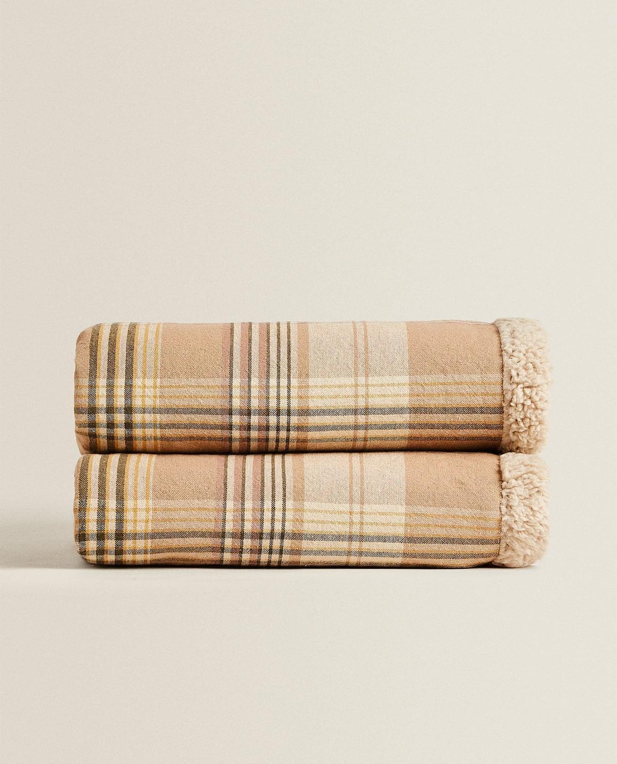 Camas para perros | Un complemento ideal puede ser una manta de borreguito