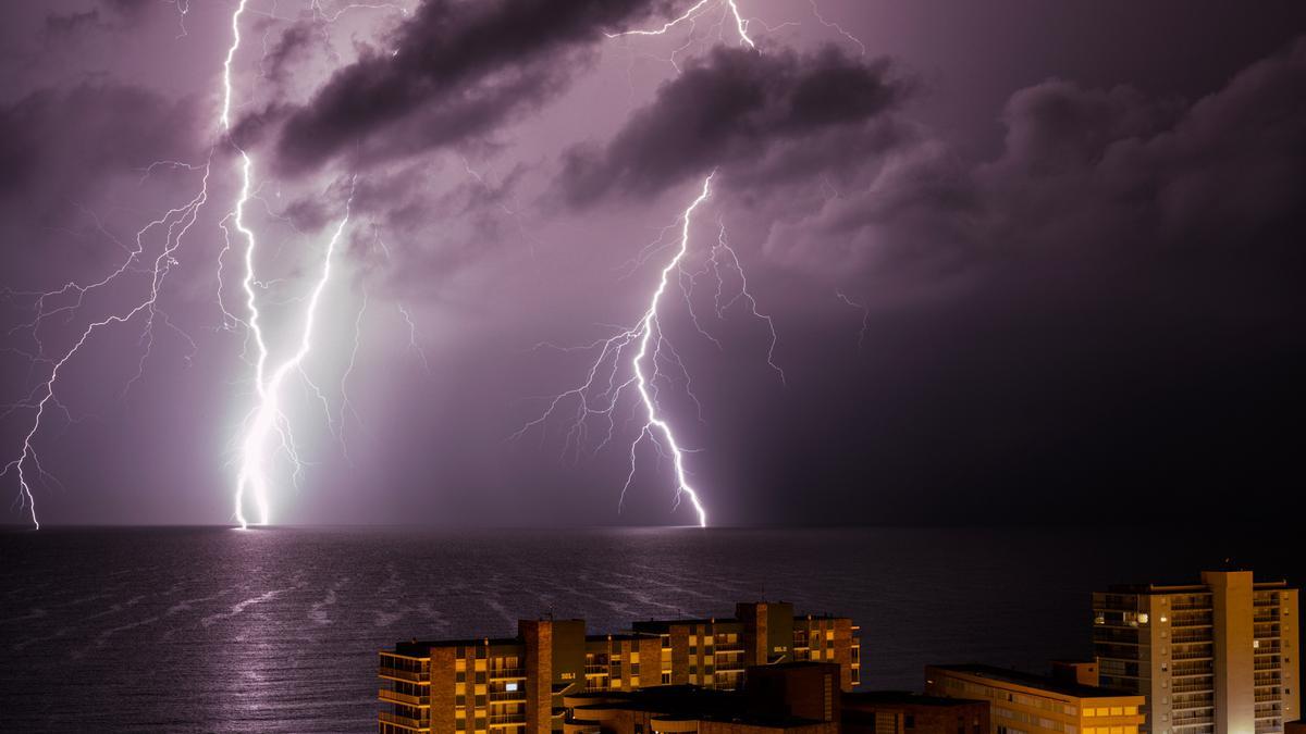 Descargas eléctricas sobre el litoral de la provincia de Alicante durante una tormenta en 2019