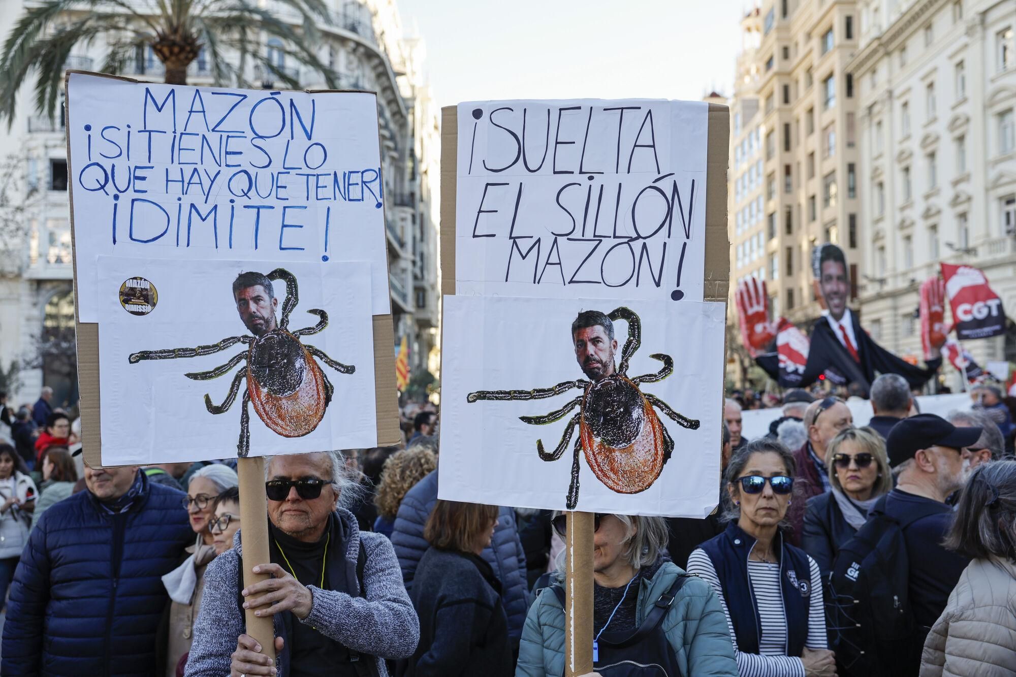 VALENCIA, 29/03/2025.- Sexta manifestación en la ciudad de València para reclamar la dimisión del president de la Generalitat Valenciana, Carlos Mazón, por su gestión de la dana del pasado 29 de octubre, este sábado, día en que se cumplen cinco meses de la catástrofe. EFE/ Ana Escobar