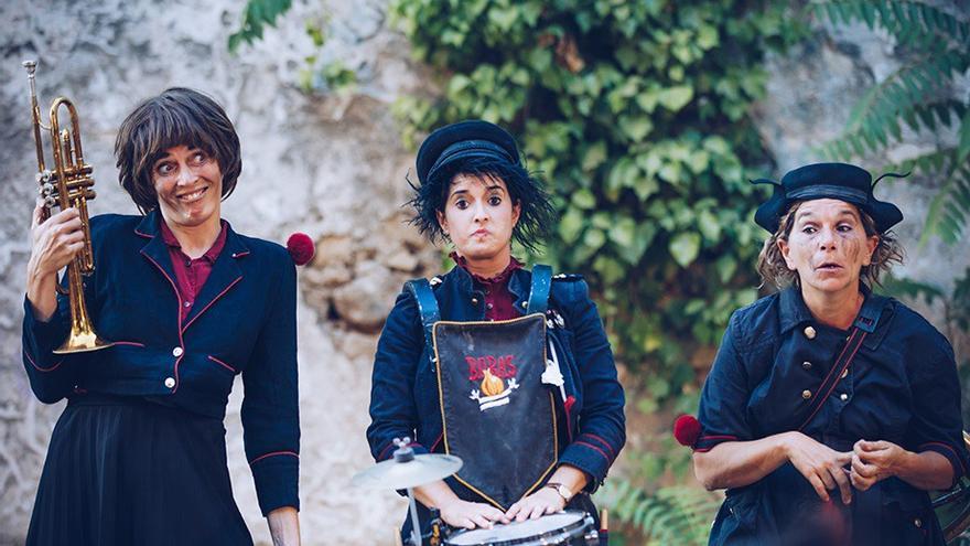 El sábado, a partir de las 19 horas, y el domingo, a partir de las 12 horas, la compañía de Jimena Cavalletti junto a Lisa Madsen, Laia Sales, protagonizan a las afueras del Teatro Cánovas 'B.O.B.A.S. (Banda Orquestal Benéfica de Actos Sepulcrales)