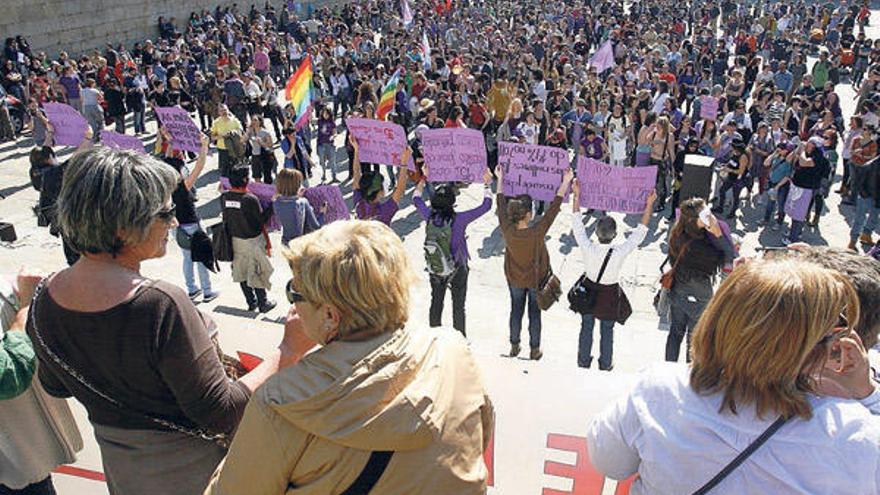 La llegada de los manifestantes a la Praza da Quintana, ayer, en Santiago. // Óscar Corral