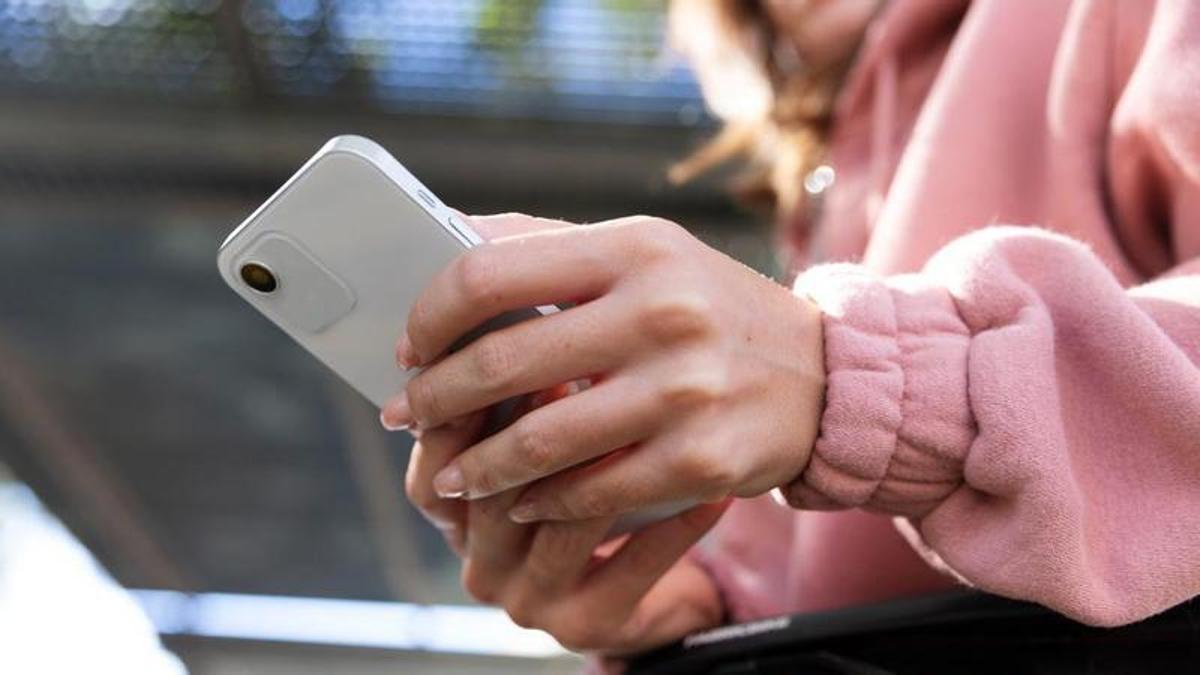 Una ciutadana utilitza el seu telèfon mòbil, en una imatge d'arxiu.