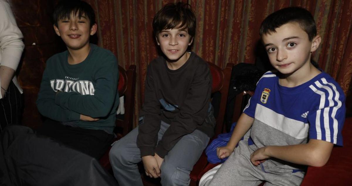 Arriba, por  la izquierda las niñas Emma Sophia Hevia, Caterina Antonieta y Lola Sánchez. Sobre estas líneas, por  la              izquierda a derecha, Matheo Morales, Noel Gómez y Dario González, del Colegio Palacio Valdés, ayer, en el teatro.