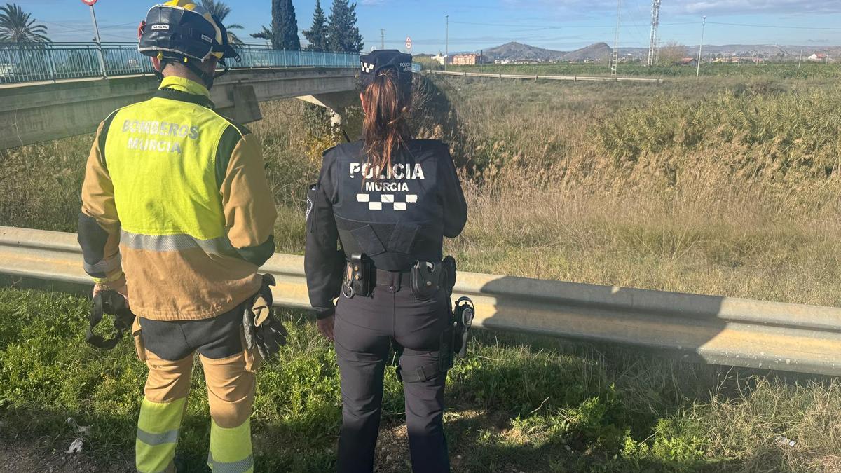 Bomberos y Policía, este viernes en la zona donde se busca al hombre.