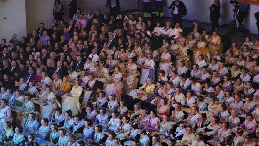 Palco de butacas en la exaltación, lleno de falleras mayores. |