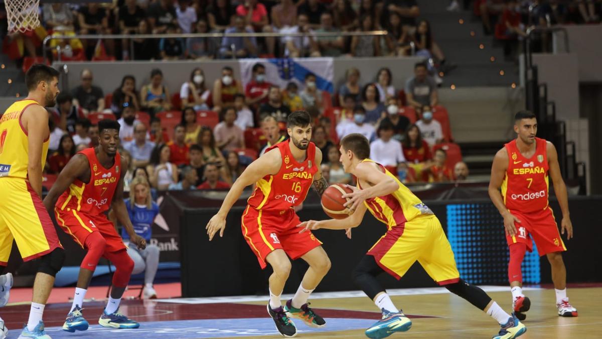 Yusta defiende ante un jugador macedonio